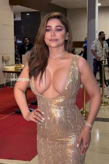 Kangna Sharma hot Indian big boobs (short video)